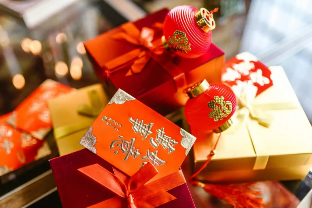 Hadiah Imlek unik dan bermakna dengan angpao merah, kotak kado, dan dekorasi lentera merah khas Tahun Baru Cina