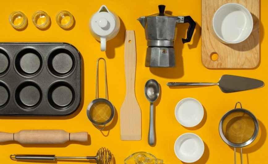 sebuah alat masak modern yang digunakan untuk membuat roti, cocok sebagai ide hampers lebaran