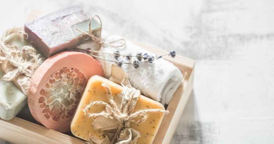 satu set perawatan tubuh yang terdiri dari sabun dan scrub cocok untuk ide hampers lebaran untuk teman