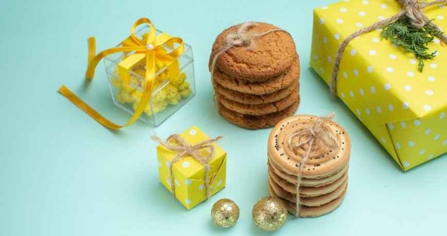 sebuah kue kering dengan tampilan cantik dan elegan cocok untuk ide hampers lebaran