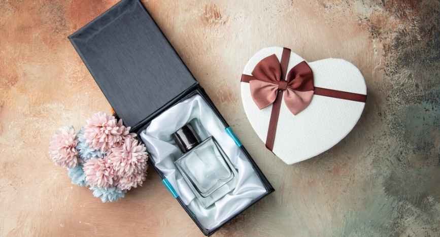 sebuah kotak berisi parfum premium sangat cocok untuk ide hampers lebaran untuk teman dekat