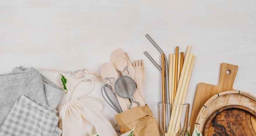 sebuah alat makan yang terbuat dari bahan ramah lingkungan menjadi sebuah ide hampers lebaran untuk kolega atau teman