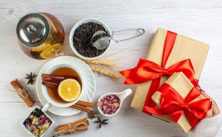 sebuah teko berisi minuman herbal menggambakan ide hampers lebaran yang cocok bagi penikmat minuman herbal