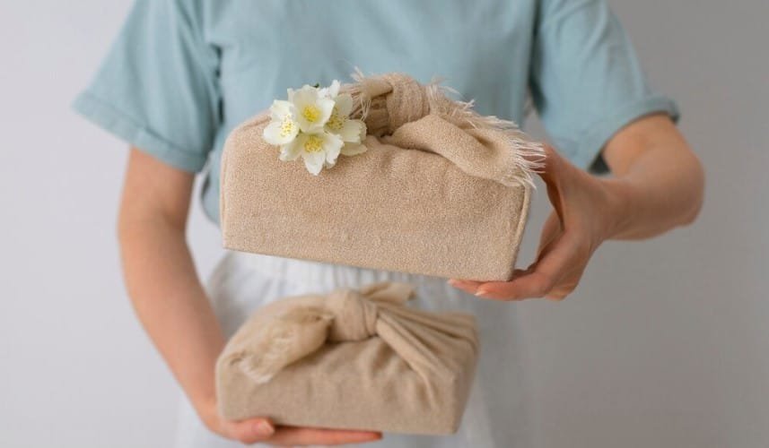 sebuah gambar dengan kotak berwarna coklat muda sebagai ide hampers lebaran yang menarik