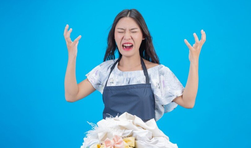 seseorang sedang mencari cara membersihkan noda membandel di baju dan membersihkan noda di baju putih