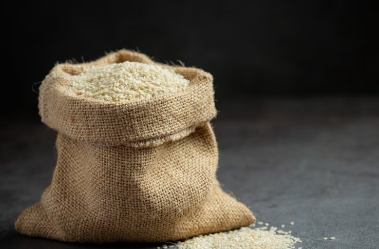 11 Tips Memilih Beras yang Bagus dan Pulen, Yuk Simak! 1 sebuah gambar beras yang bagus di dalam kantong
