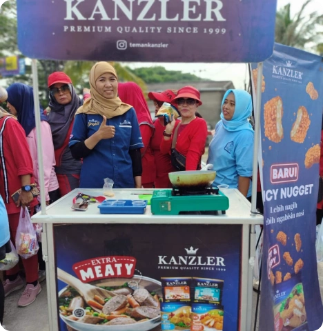 Mitra 3 Booth Kanzler di acara promosi Toko Yan, dengan staff demo produk dan pengunjung mencoba sosis dan nugget.