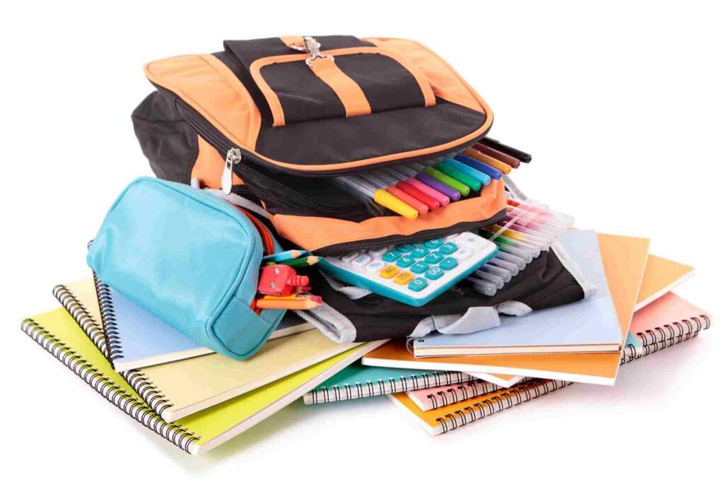 Daftar Alat Tulis Sekolah Lengkap untuk Tahun Ajaran Baru: Jangan Sampai Ada yang Terlewat! 1 Tas sekolah berisi buku, pulpen, dan perlengkapan belajar sebagai bagian dari persiapan masuk sekolah dengan perlengkapan lengkap