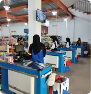 Suasana kasir Toko Yan dengan beberapa karyawan melayani pelanggan di meja kasir.