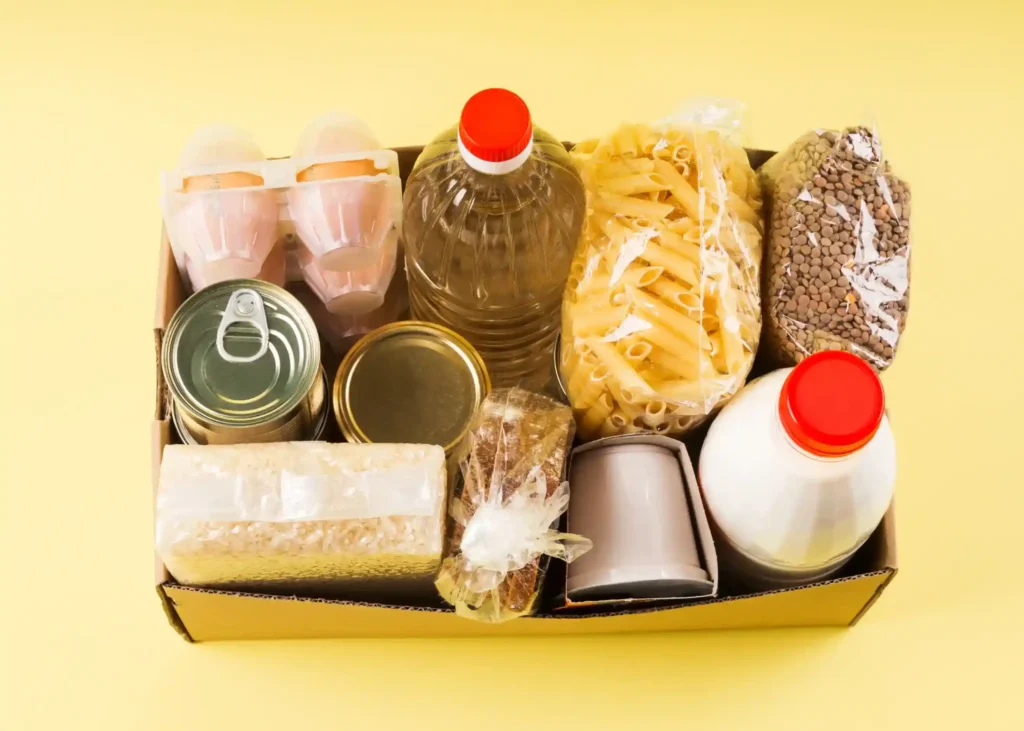 Paket sembako berisi beras, minyak goreng, pasta, telur, susu, gula, kaleng makanan, dan kacang-kacangan.