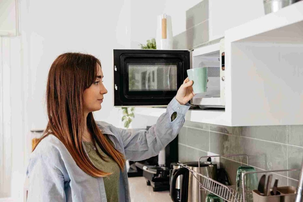 Belanja Hemat Peralatan Elektronik Rumah Tangga di Toko Yan, Supermarket Terbaik Tangerang! 1 perempuan menggunakan peralatan elektronik rumah tangga