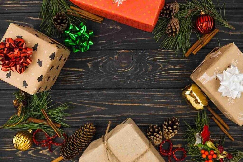 15 Ide Hampers Natal Unik dan Berkesan untuk Keluarga 1 Ide hampers Natal untuk keluarga dengan kado dan hiasan Natal cantik