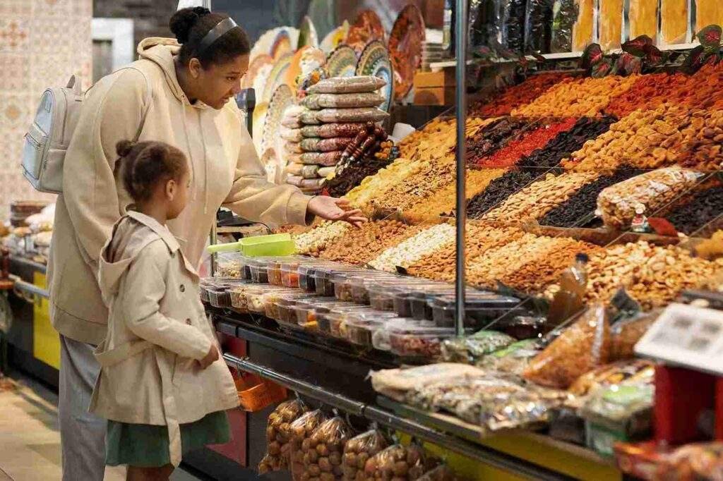 keluarga belanja untuk perayaan imlek